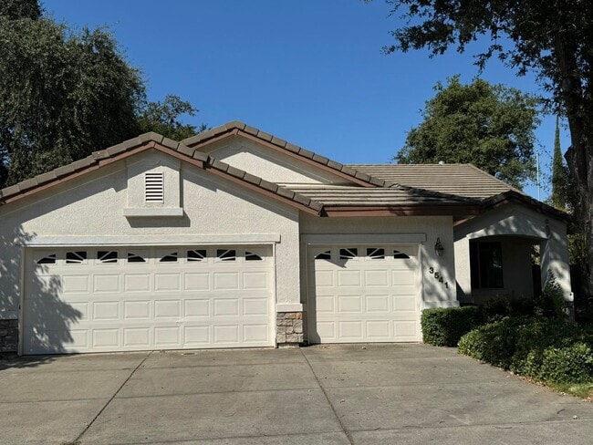 property at 3541 Denfield Ln