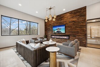 Park at City West Apartments in Eden Prairie, MN - Foto de edificio - Building Photo