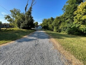 18210 Shelbyville Rd in Louisville, KY - Building Photo - Building Photo