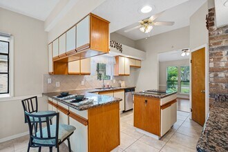 815 Millpond Dr in Sugar Land, TX - Building Photo - Building Photo