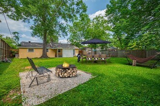 5513 Fairdale Ln in Houston, TX - Building Photo - Building Photo