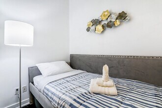 150 Simcoe St in Toronto, ON - Building Photo - Building Photo