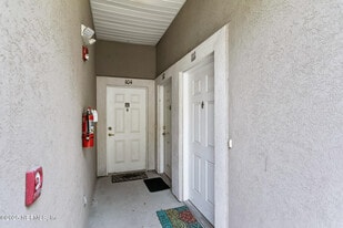 7036 Deer Lodge Cir in Jacksonville, FL - Building Photo