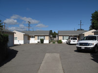 15075 Polk St in Sylmar, CA - Foto de edificio - Building Photo