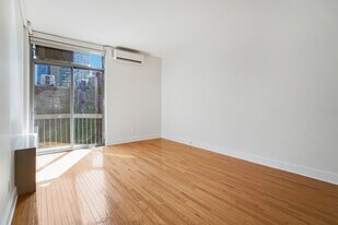 184 Thompson St in New York, NY - Building Photo