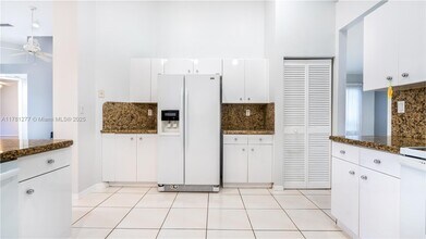 1061 Bel Aire Dr E in Pembroke Pines, FL - Building Photo - Building Photo