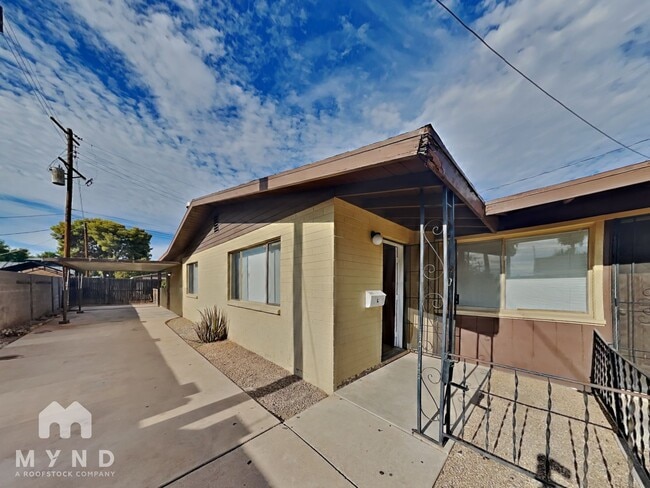 property at 903 E 5th St