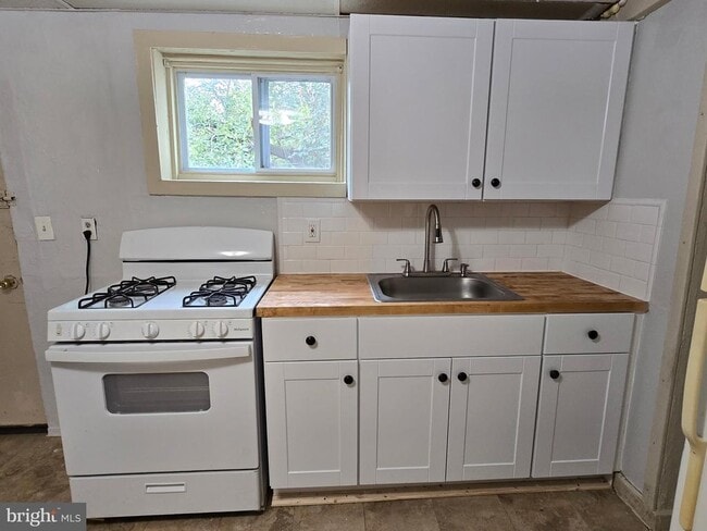 427 E Oak St in Norristown, PA - Building Photo - Building Photo