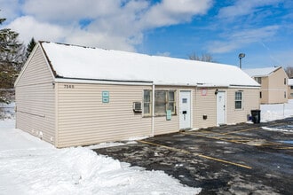 Maple Manor in Bridgeport, NY - Foto de edificio - Building Photo