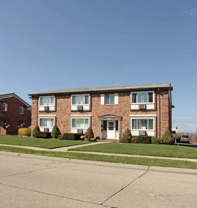 4845-4849 Briarwood Ave in Royal Oak, MI - Building Photo