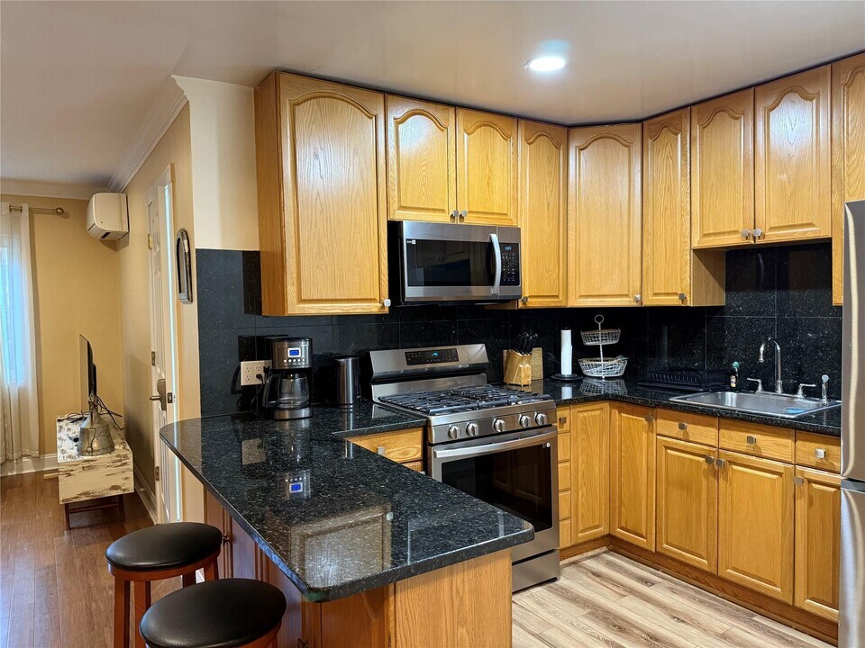 30-12 23rd St in Queens, NY - Building Photo
