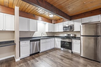 Tallmadge Pointe in Tallmadge, OH - Building Photo - Interior Photo