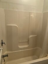 8 Walnut St, Unit 408 in Peabody, MA - Foto de edificio - Building Photo