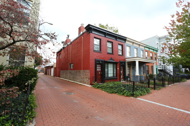 118 6th St Se in Washington, DC - Foto de edificio - Building Photo