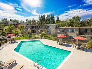Pleasanton Heights in Pleasanton, CA - Foto de edificio - Building Photo