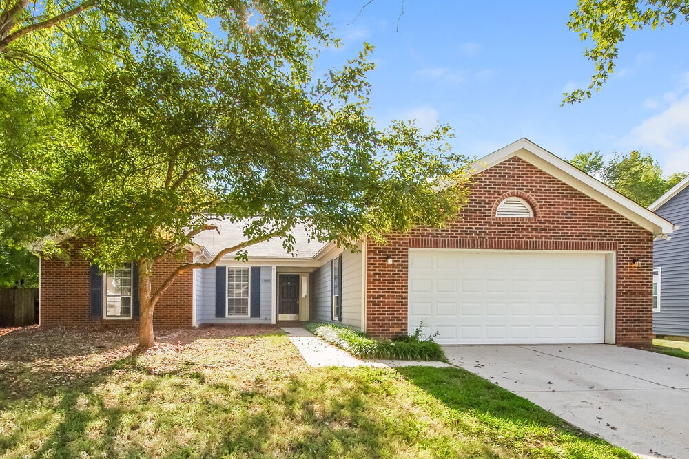 13809 Walkers Creek Dr in Charlotte, NC - Foto de edificio