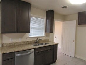 702 Westmount Ave in Dallas, TX - Building Photo - Building Photo