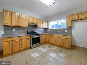 5726 Florence Ave in Philadelphia, PA - Building Photo - Building Photo