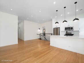 842 N Wolcott Ave, Unit B in Chicago, IL - Building Photo - Building Photo