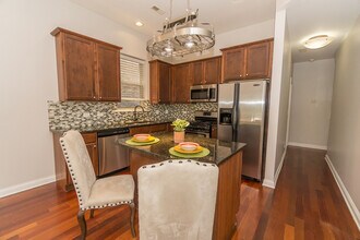 3440 N Narragansett Ave, Unit 2 in Chicago, IL - Foto de edificio - Building Photo