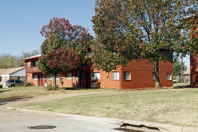 Capitol Estates Apartments in Oklahoma City, OK - Foto de edificio - Building Photo