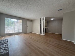 2202 Donahue Ln in Austin, TX - Foto de edificio - Building Photo