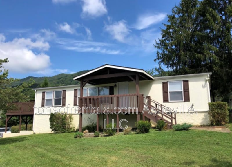 64 Sayles Town Rd in Fairview, NC - Building Photo