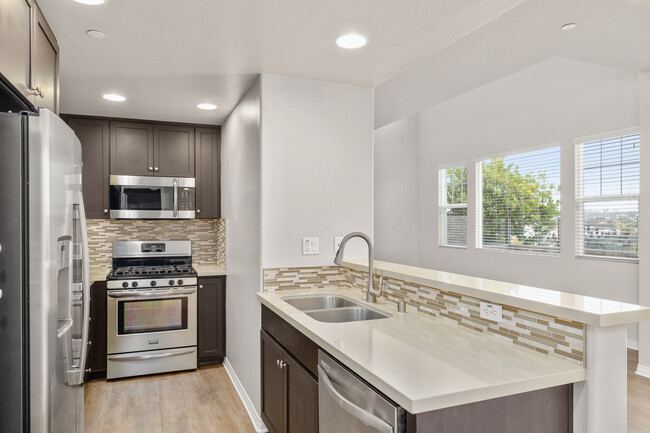 Luxury Townhomes located in the heart of La Costa in Carlsbad, CA - Foto de edificio - Building Photo