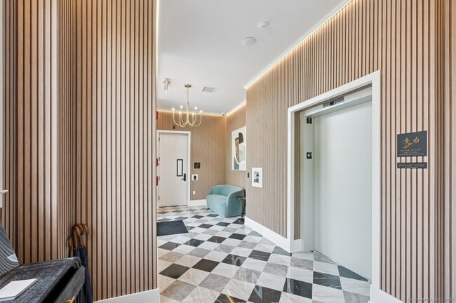 100 E Putnam Ave in Greenwich, CT - Building Photo - Building Photo