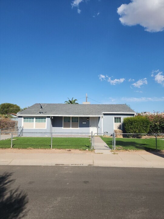 305 N Litchfield Rd in Goodyear, AZ - Building Photo