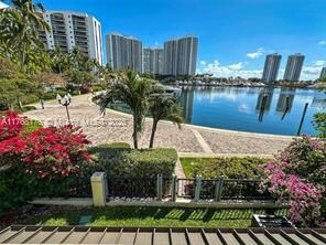21145 Helmsman Dr in Aventura, FL - Foto de edificio - Building Photo