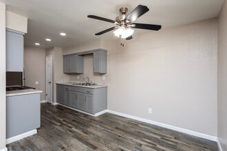 Meadowbrook Apartments in Reedley, CA - Building Photo - Interior Photo