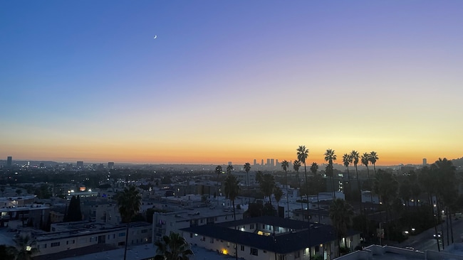 7135 Hollywood Blvd, Unit 903 in Los Angeles, CA - Building Photo - Building Photo