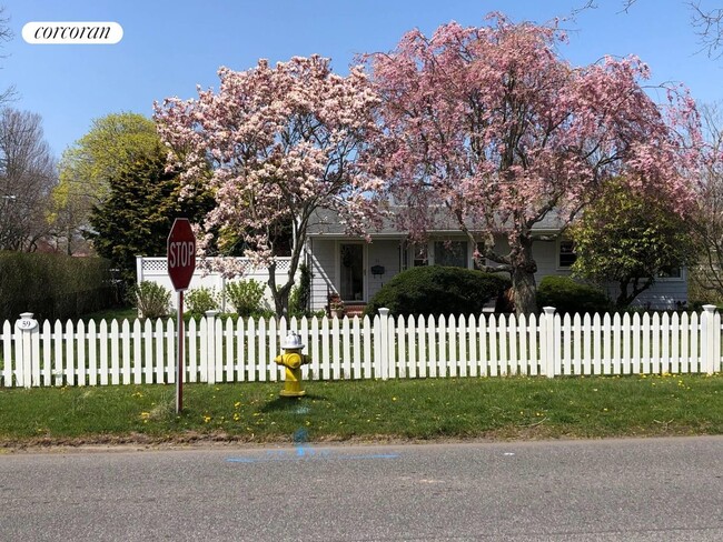 59 Willow St in Southampton, NY - Building Photo - Building Photo