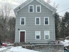 411 School St in Putnam, CT - Building Photo