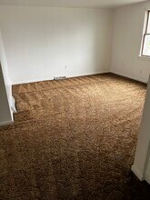 613 Countyline St, Unit RANCH APARTMENT in New Castle, PA - Foto de edificio - Building Photo
