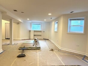 2000 N Sawyer Ave, Unit GARDEN in Chicago, IL - Building Photo - Building Photo