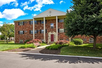 Newport Village Apartments in Levittown, PA - Foto de edificio - Building Photo