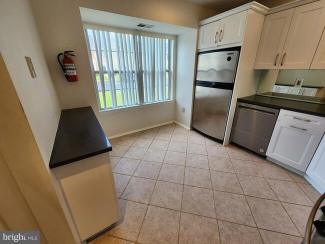 57 Goodwin Dr in North Brunswick, NJ - Foto de edificio - Building Photo