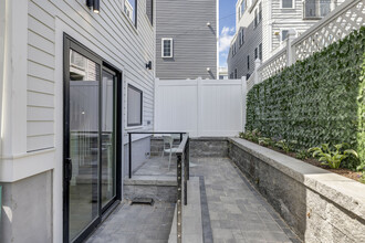 566 E 3rd St, Unit 1 in Boston, MA - Building Photo - Building Photo