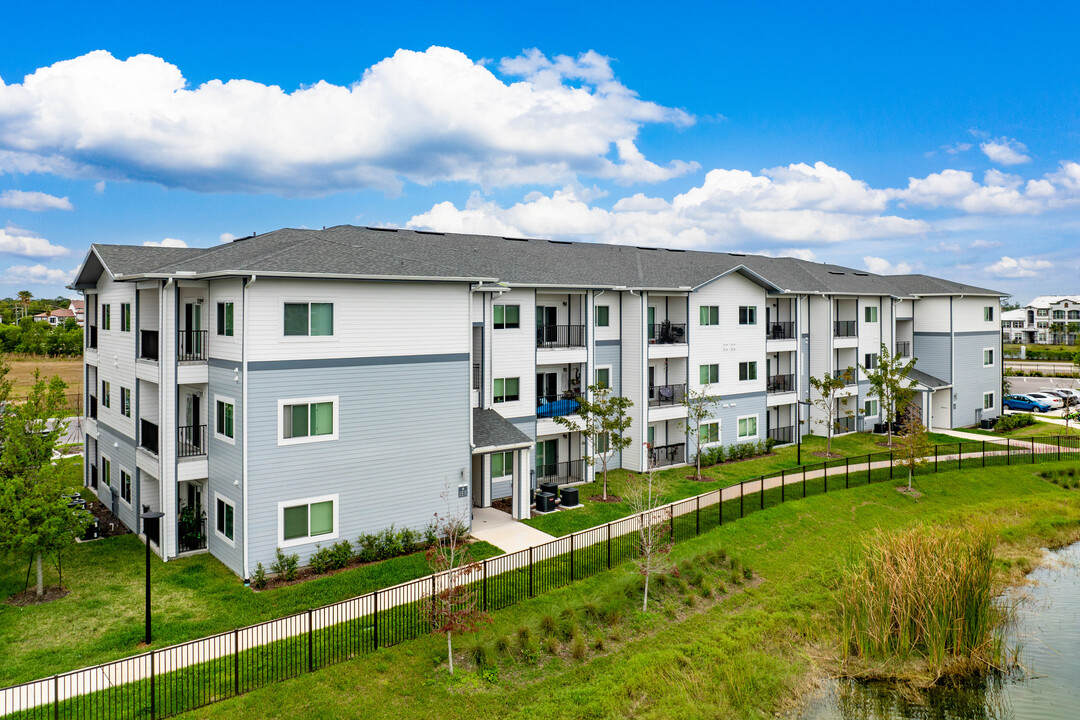 V2 Apartments in Ft. Myers, FL - Building Photo