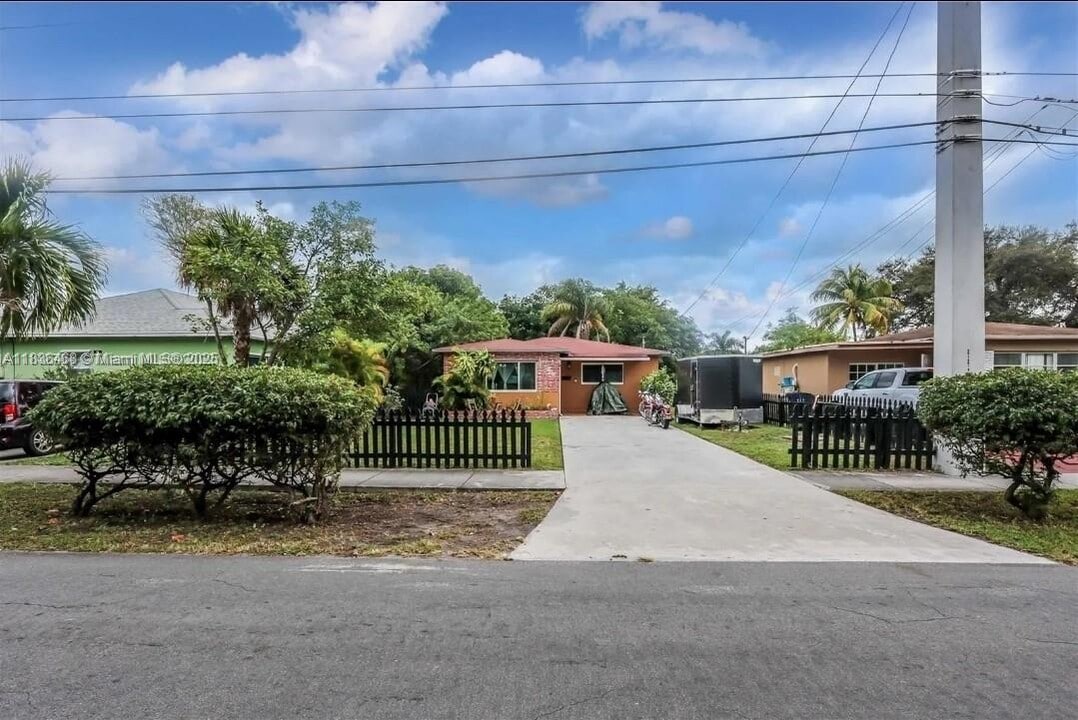 124 NW 6th Ave in Hallandale Beach, FL - Building Photo