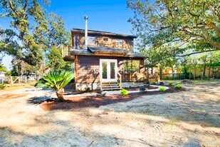 525 Lakewood Rd in Pensacola, FL - Building Photo