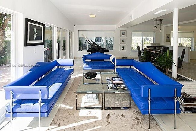 5570 La Gorce Dr in Miami Beach, FL - Building Photo - Building Photo