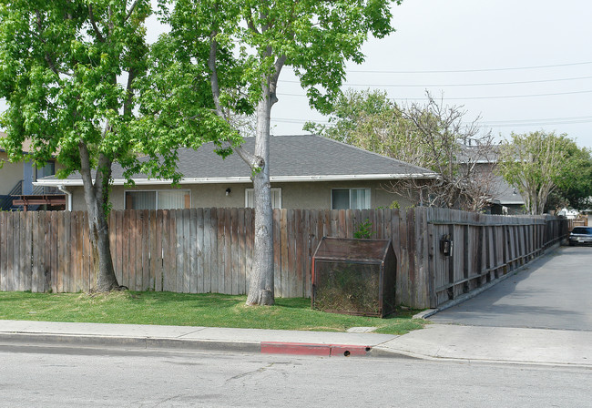 1965 Wallace Ave in Costa Mesa, CA - Building Photo - Building Photo