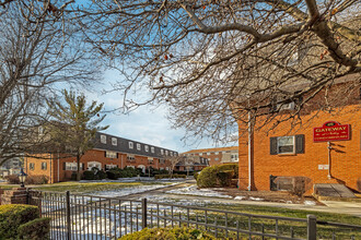 Gateway Condominium in Nutley, NJ - Foto de edificio - Building Photo