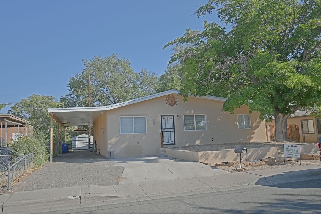 1307 Douglas MacArthur Rd NW in Albuquerque, NM - Foto de edificio