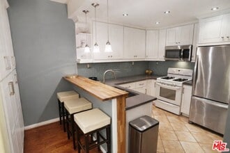 11110 Camarillo St in Los Angeles, CA - Building Photo - Building Photo