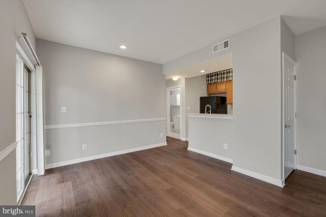 12156 Penderview Terrace-Unit -1227 in Fairfax, VA - Foto de edificio