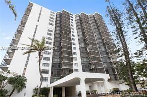 20100 W Country Club Dr in Aventura, FL - Foto de edificio - Building Photo